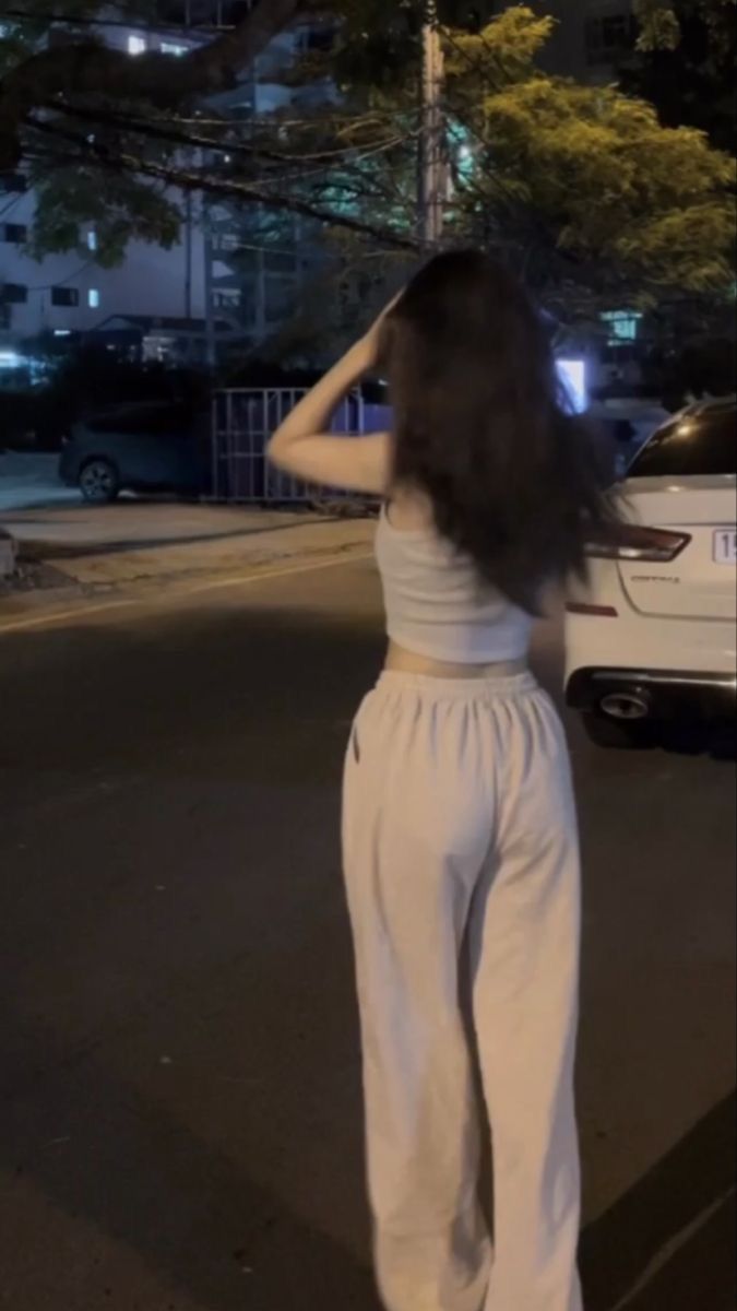 Gái xinh mặc áo crop top và quần sweats tuyệt đẹp