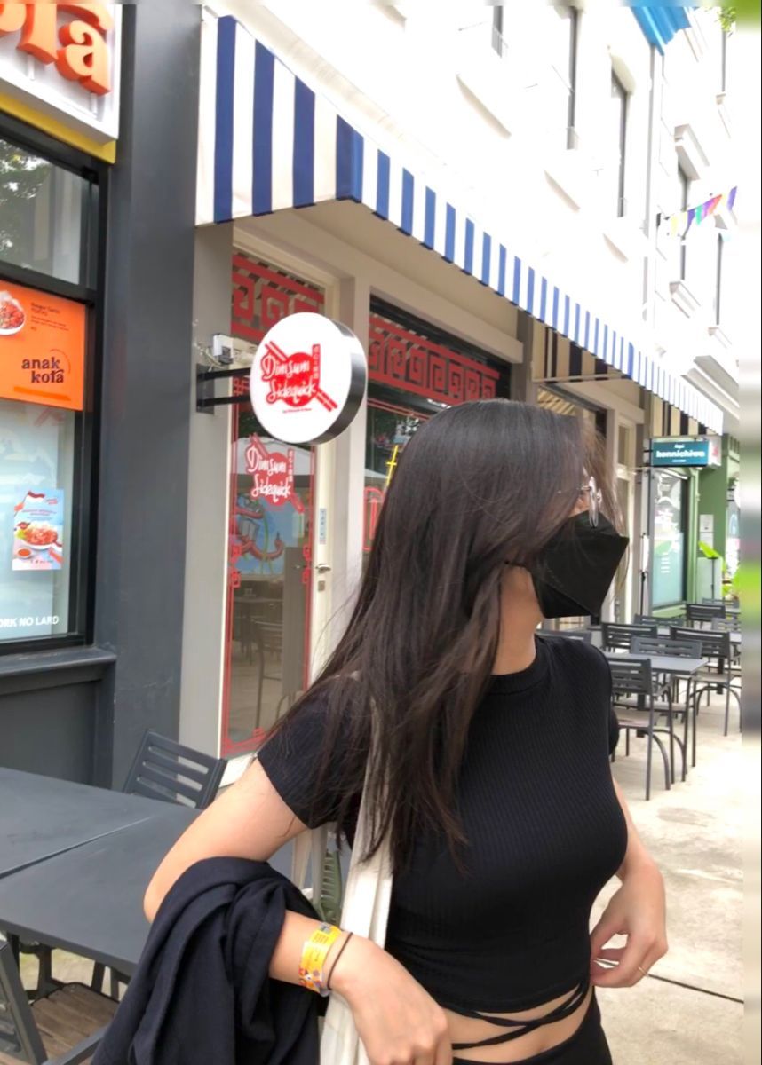 Gái xinh mặc áo croptop đen và quần dây thắt thời trang