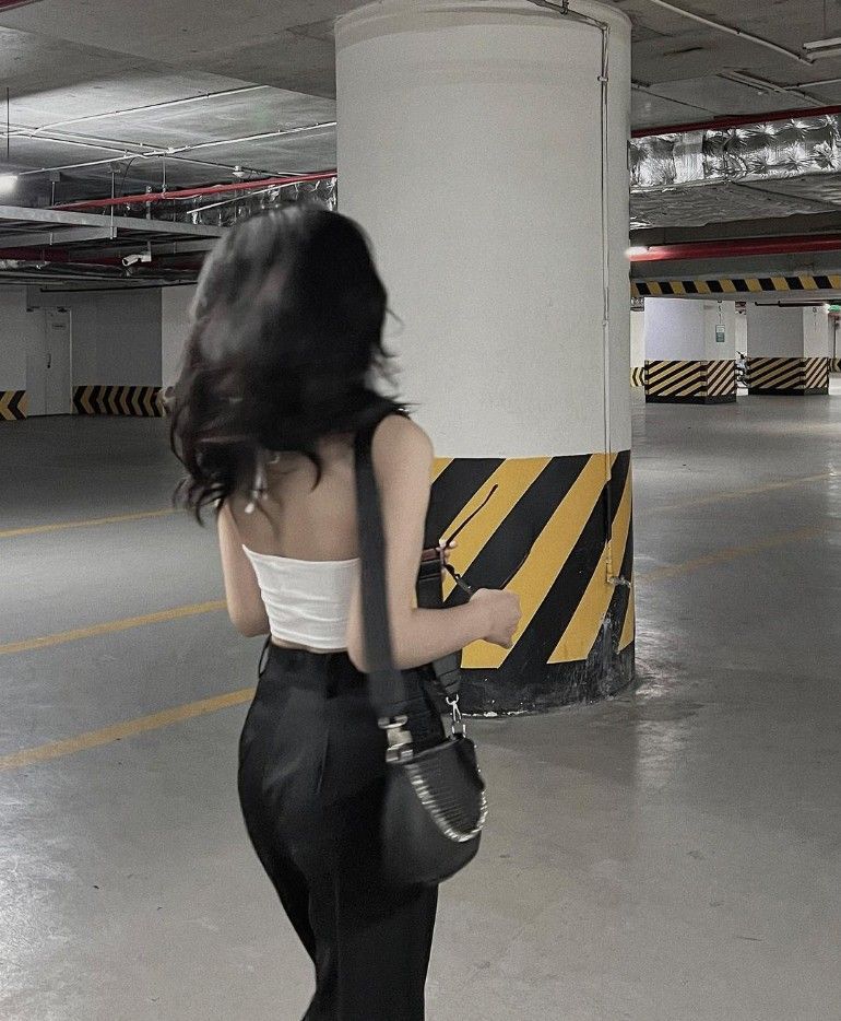 Gái xinh mặc áo cúp ngực trắng và quần đen thanh lịch