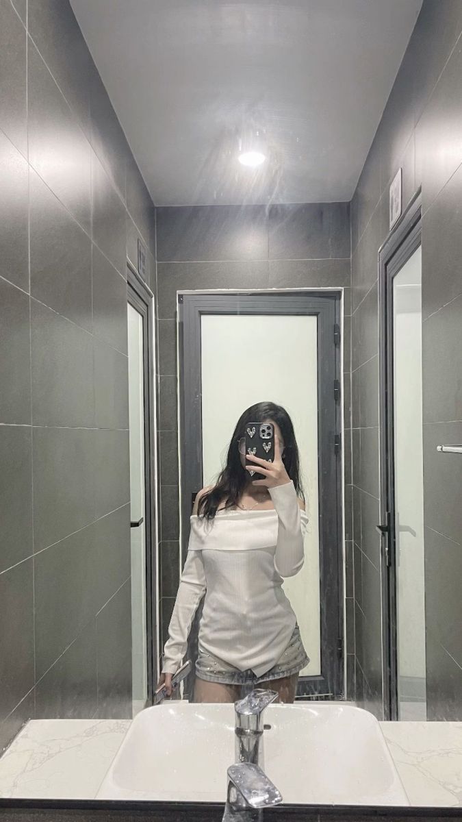 Gái xinh mặc áo dài tay trắng và quần denim ngắn