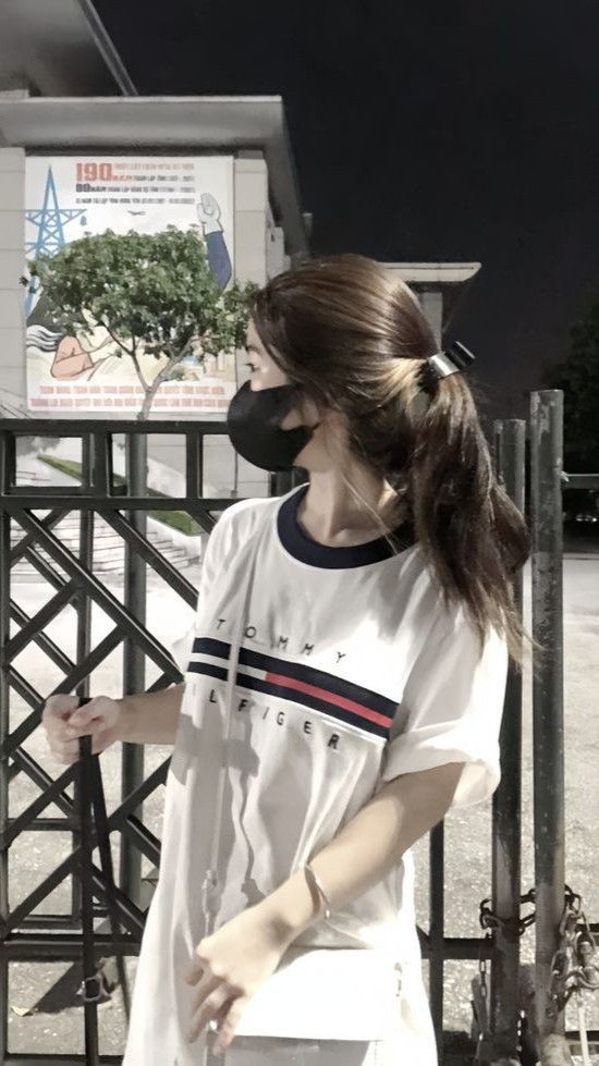 Gái xinh mặc áo dài trắng bên hàng rào, tôn lên vẻ đẹp thanh lịch