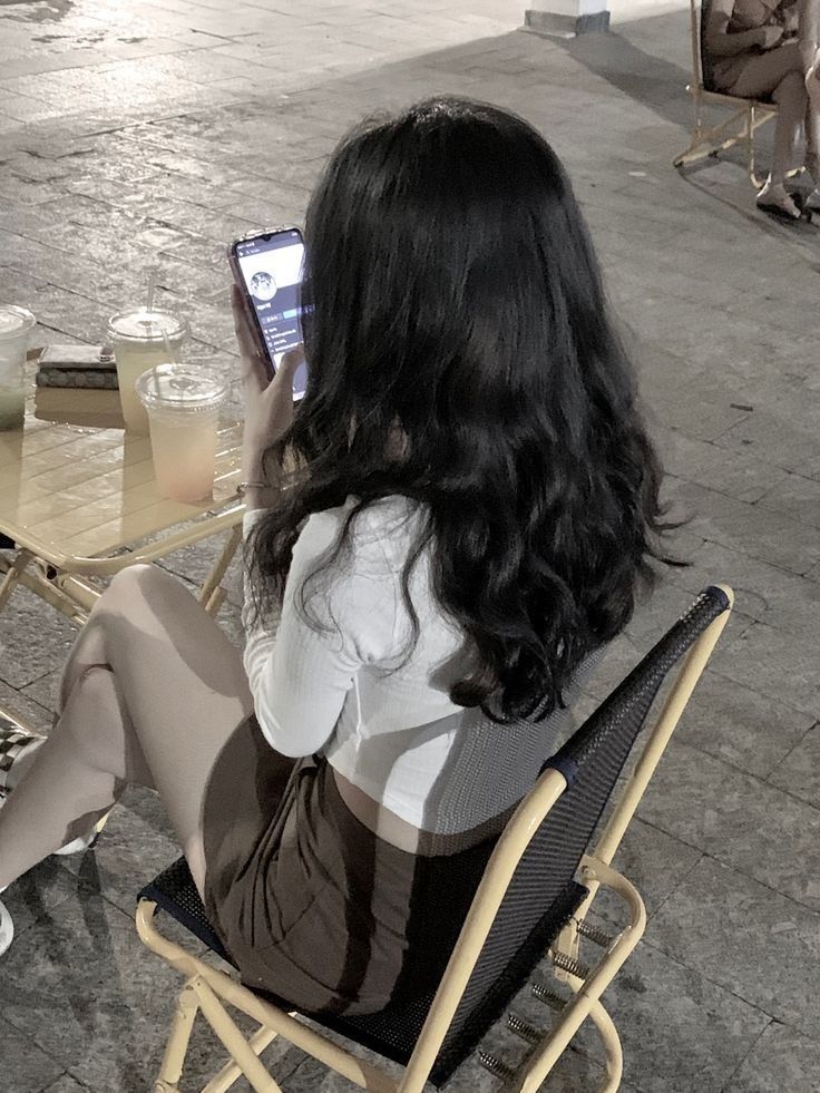 Gái xinh mặc áo dài trắng ngồi trong quán cà phê