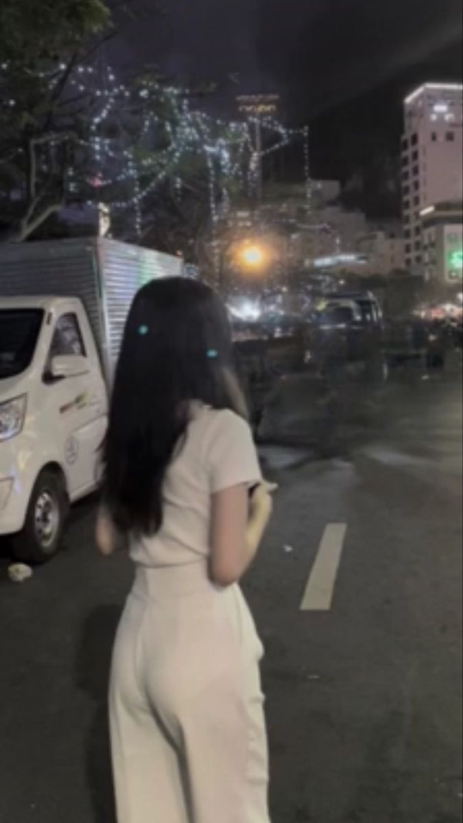 Gái xinh mặc áo dài và quần dài trắng kiêu sa