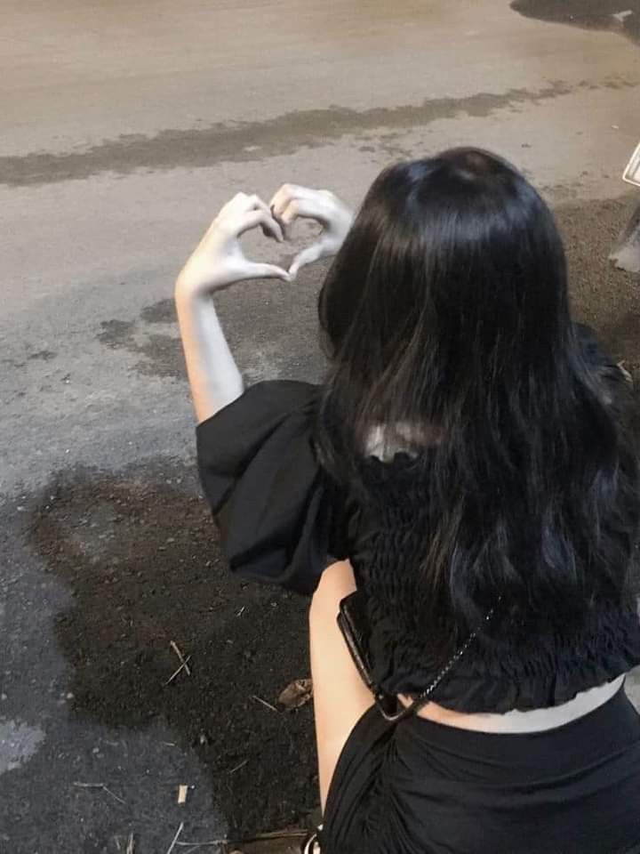 Gái xinh mặc áo đen và váy ngắn tạo hình trái tim