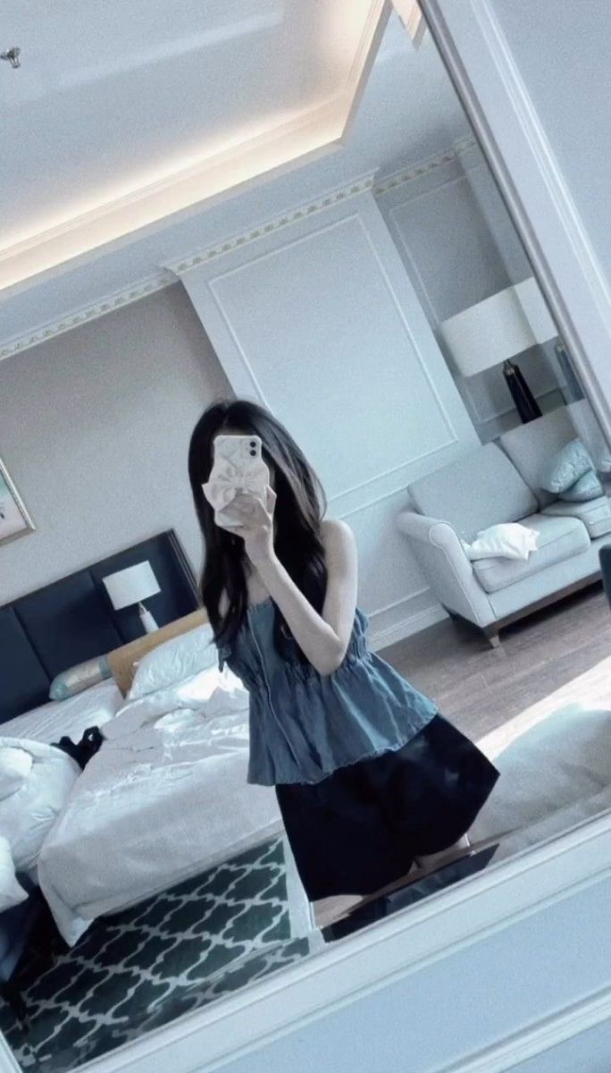 Gái xinh mặc áo hai dây và quần ngắn chụp selfie