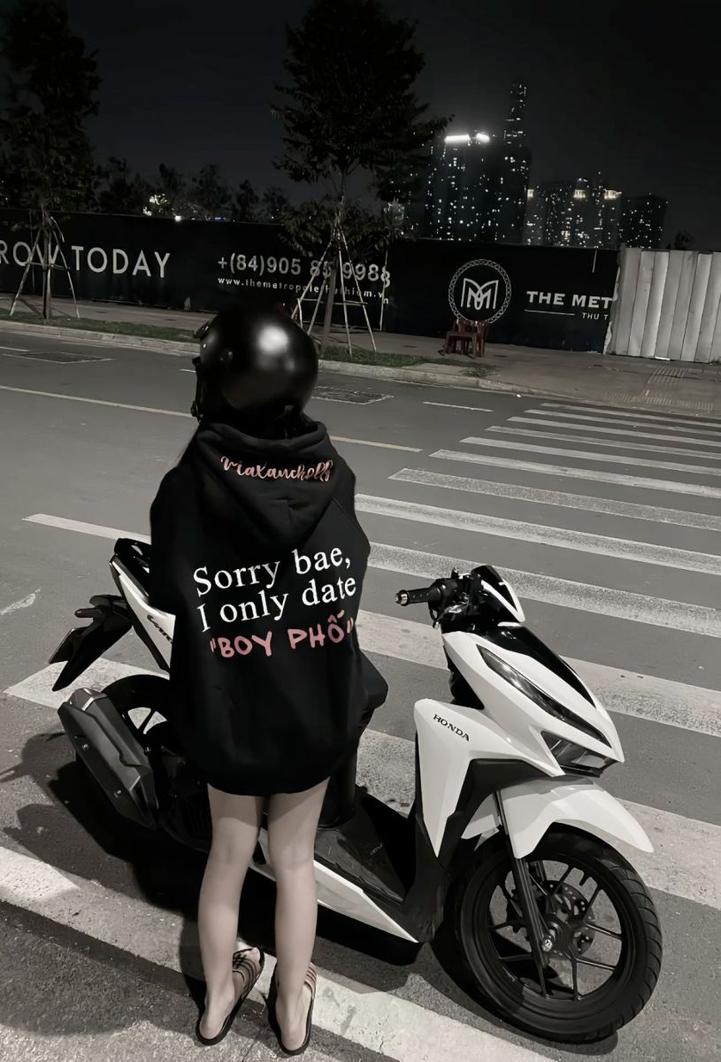 Gái xinh mặc áo hoodie đen nổi bật trên phố