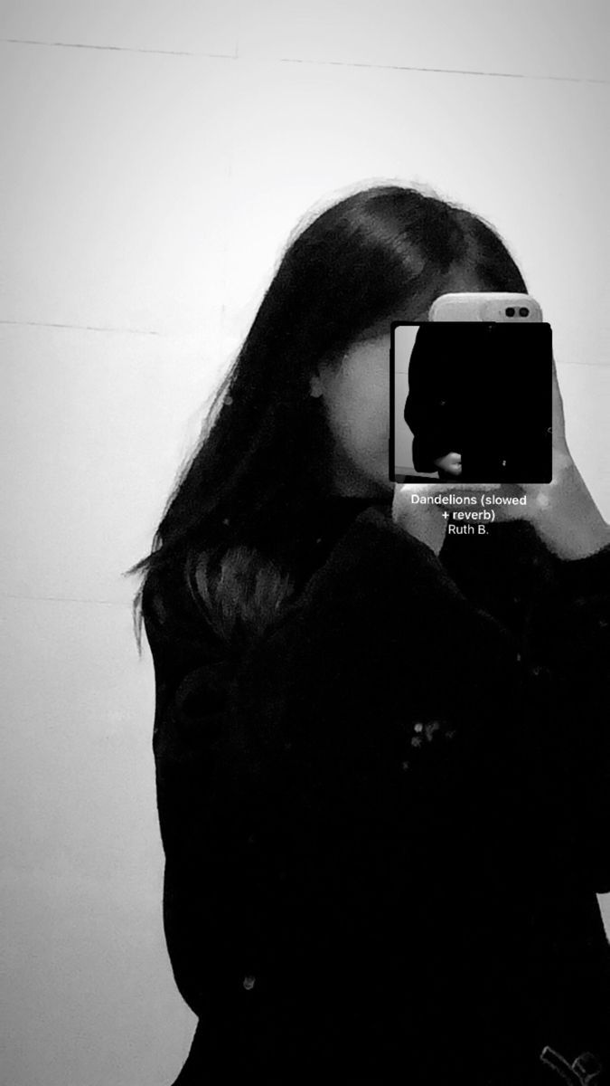 Gái xinh mặc áo hoodie đen tự tin chụp selfie trong gương