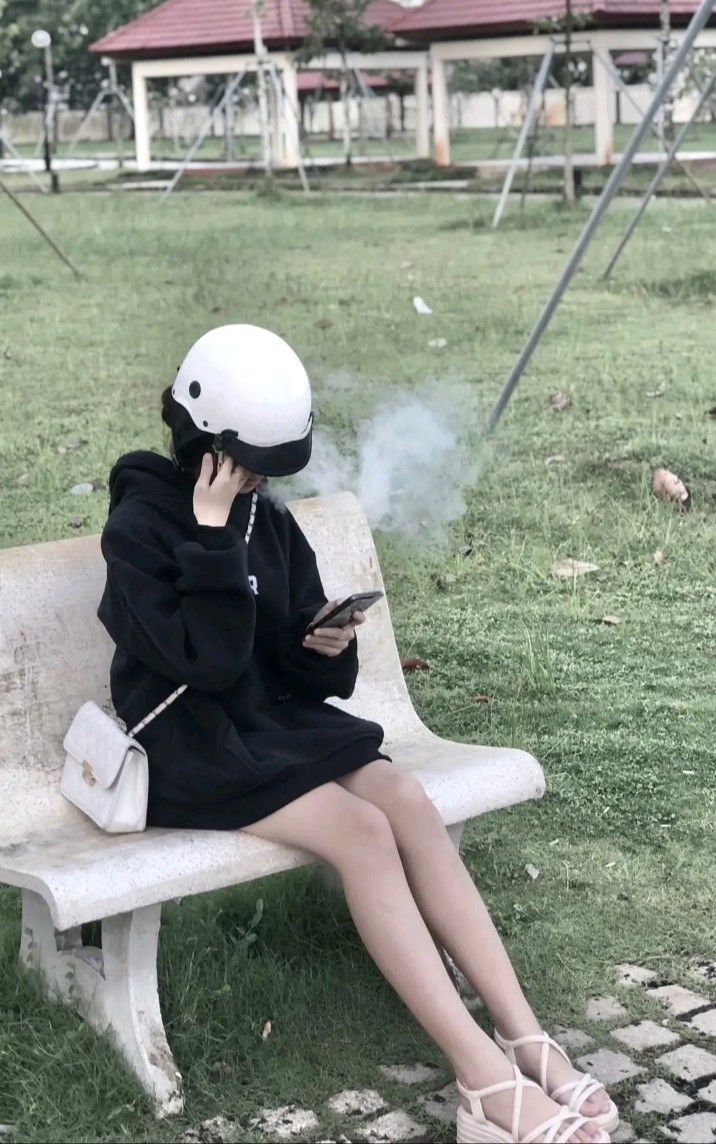 Gái xinh mặc áo hoodie đen và quần dài trong công viên