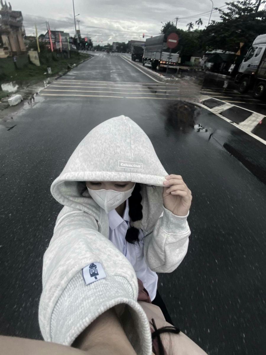 Gái xinh mặc áo hoodie sáng màu và áo sơ mi trắng