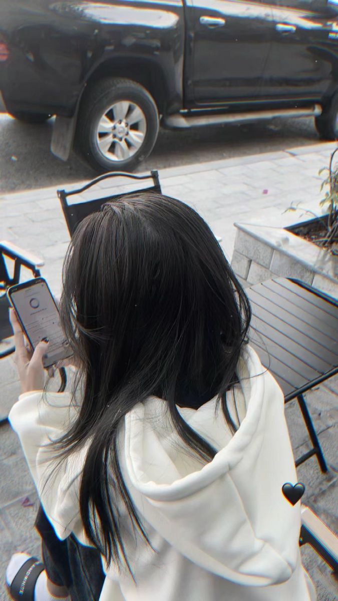 Gái xinh mặc áo hoodie trắng đáng yêu tại quán cà phê