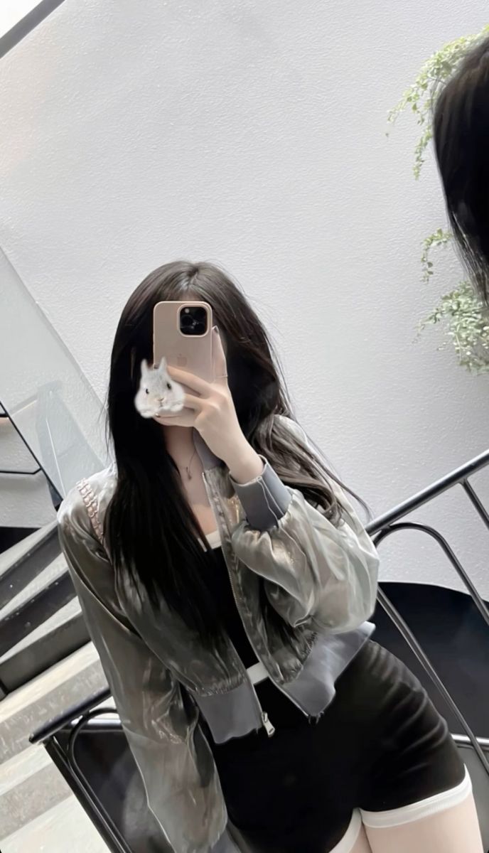 Gái xinh mặc áo khoác đen chụp ảnh selfie trong gương
