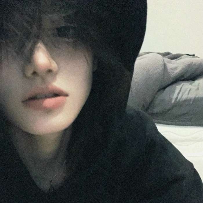 Gái xinh mặc áo khoác đen chụp selfie trên giường