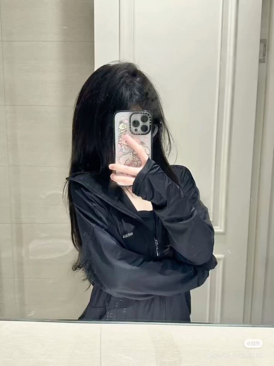 Gái xinh mặc áo khoác đen chụp selfie trong gương