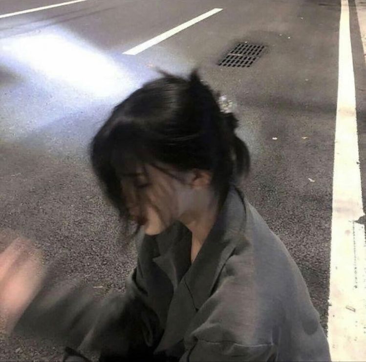 Gái xinh mặc áo khoác rông đêm phố