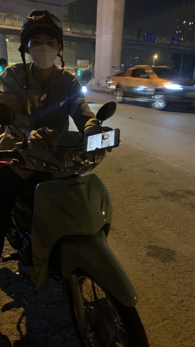 Gái xinh mặc áo khoác và mũ bảo hiểm trên xe máy