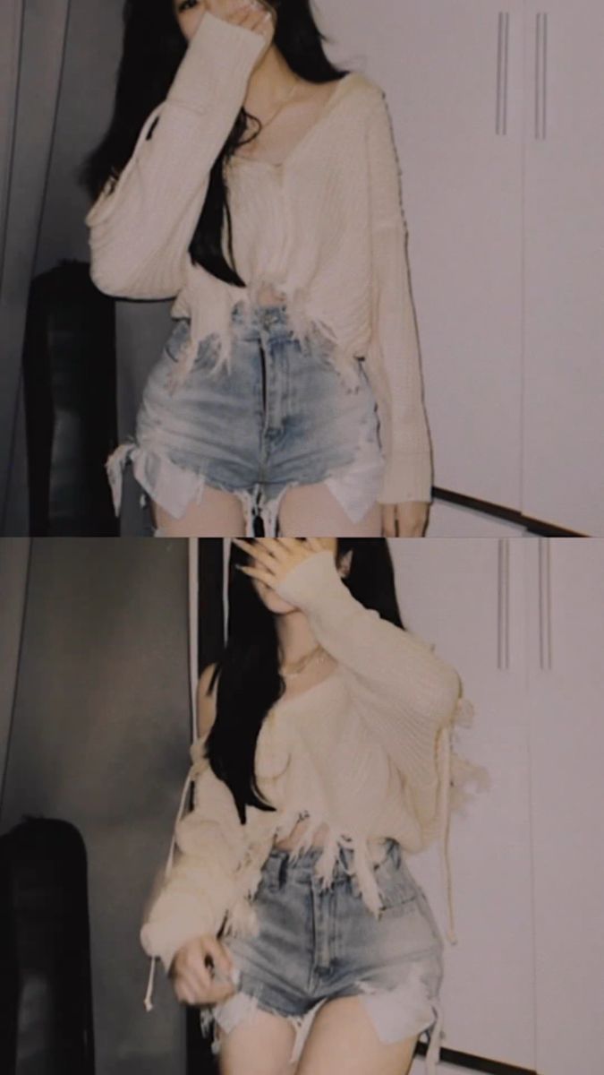 Gái xinh mặc áo len màu beige và quần short jeans