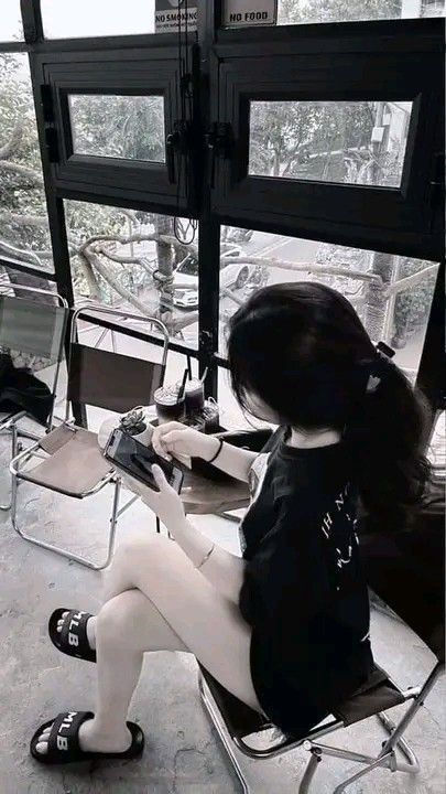 Gái xinh mặc áo phong cách trẻ trung tại quán cà phê