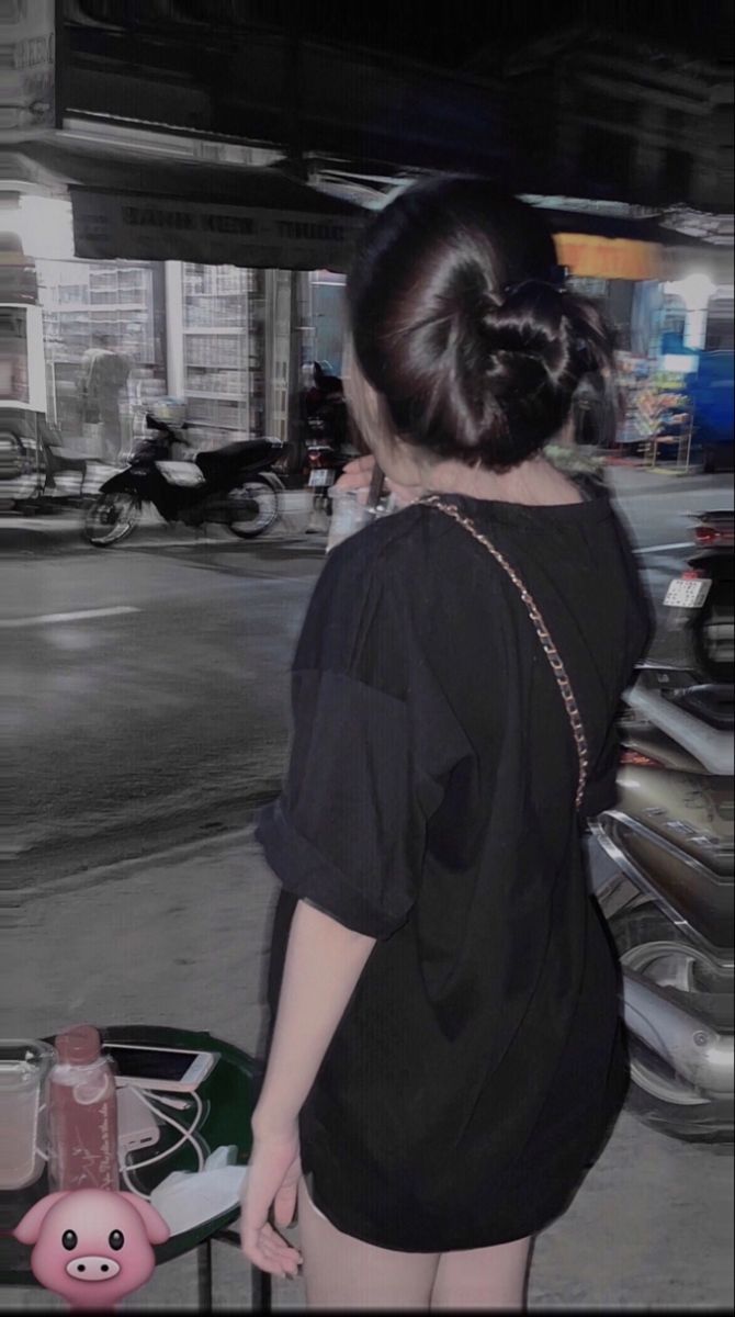Gái xinh mặc áo phông rộng màu đen bên đường phố