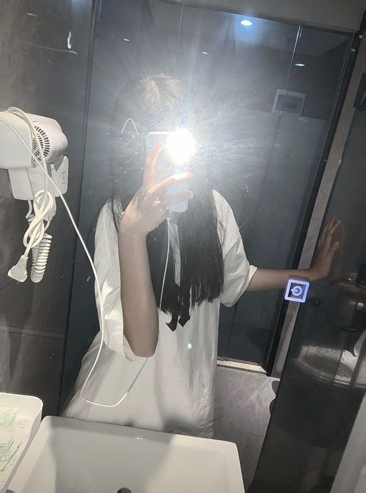 Gái xinh mặc áo phông trắng rộng, tự tin selfie trong gương