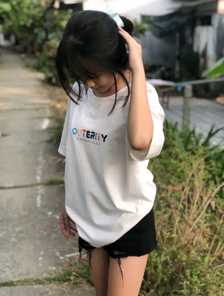 Gái xinh mặc áo phông trắng và quần short đen dạo phố