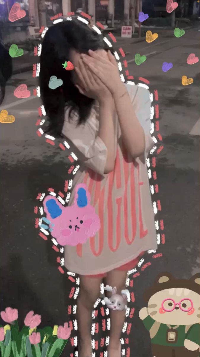 Gái xinh mặc áo sơ mi oversized dạo phố đêm