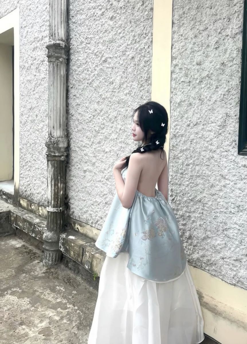 Gái xinh mặc áo sơ mi xanh và chân váy trắng đẹp