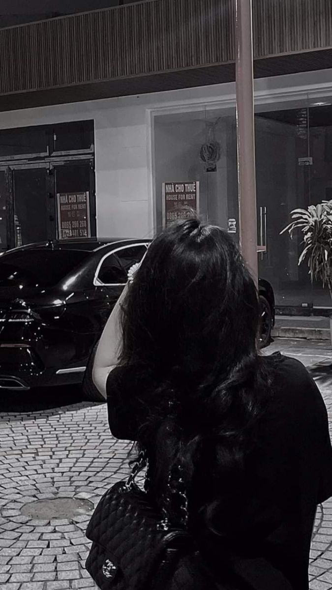 Gái xinh mặc áo thun đen, đeo túi xách chụp hình đẹp