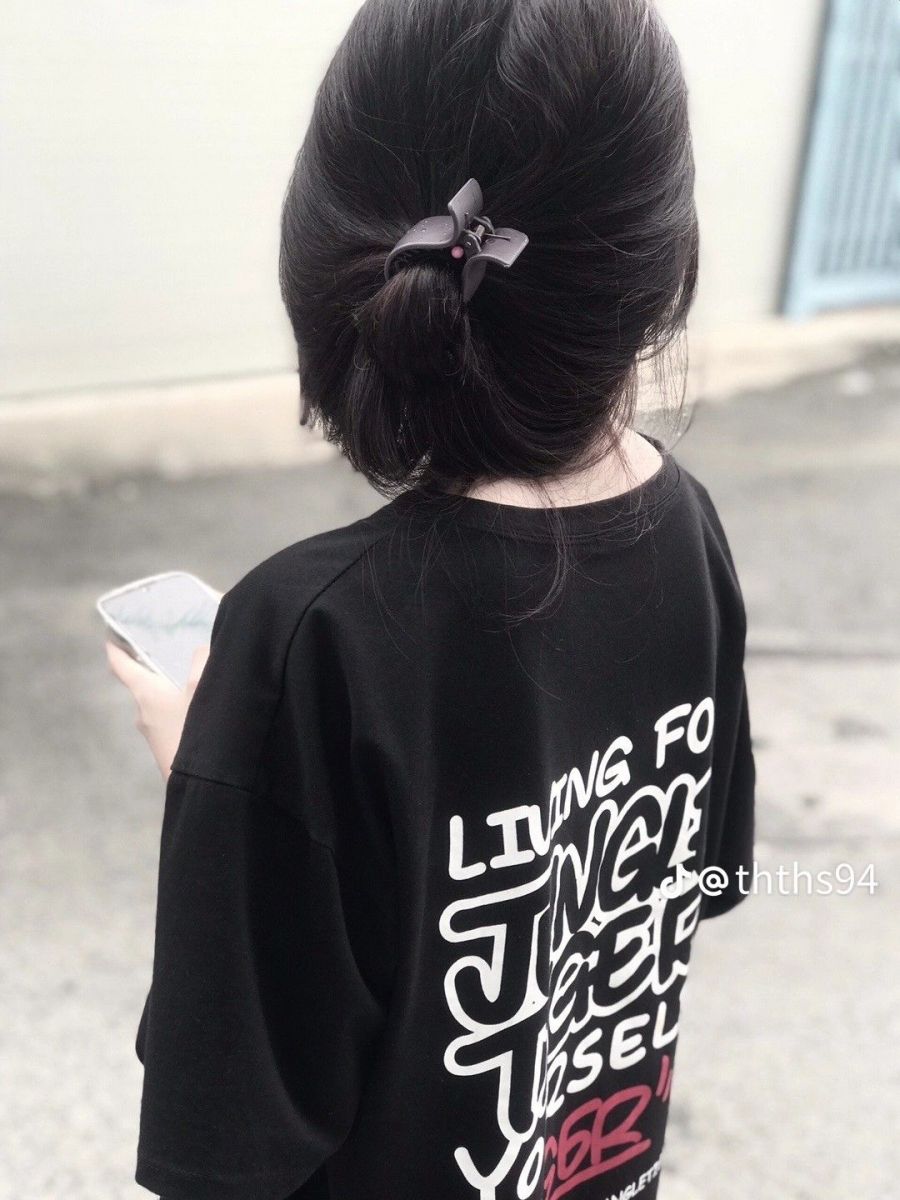 Gái xinh mặc áo thun đen, khoảnh khắc thư giãn bên đường