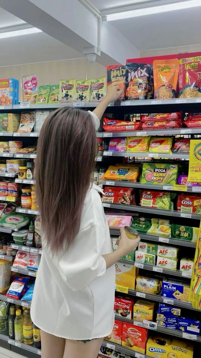 Gái xinh mặc áo trắng tại siêu thị thu hút mọi ánh nhìn