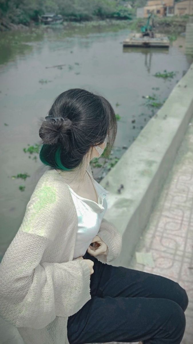 Gái xinh mặc áo trắng và cardigan bên bờ sông