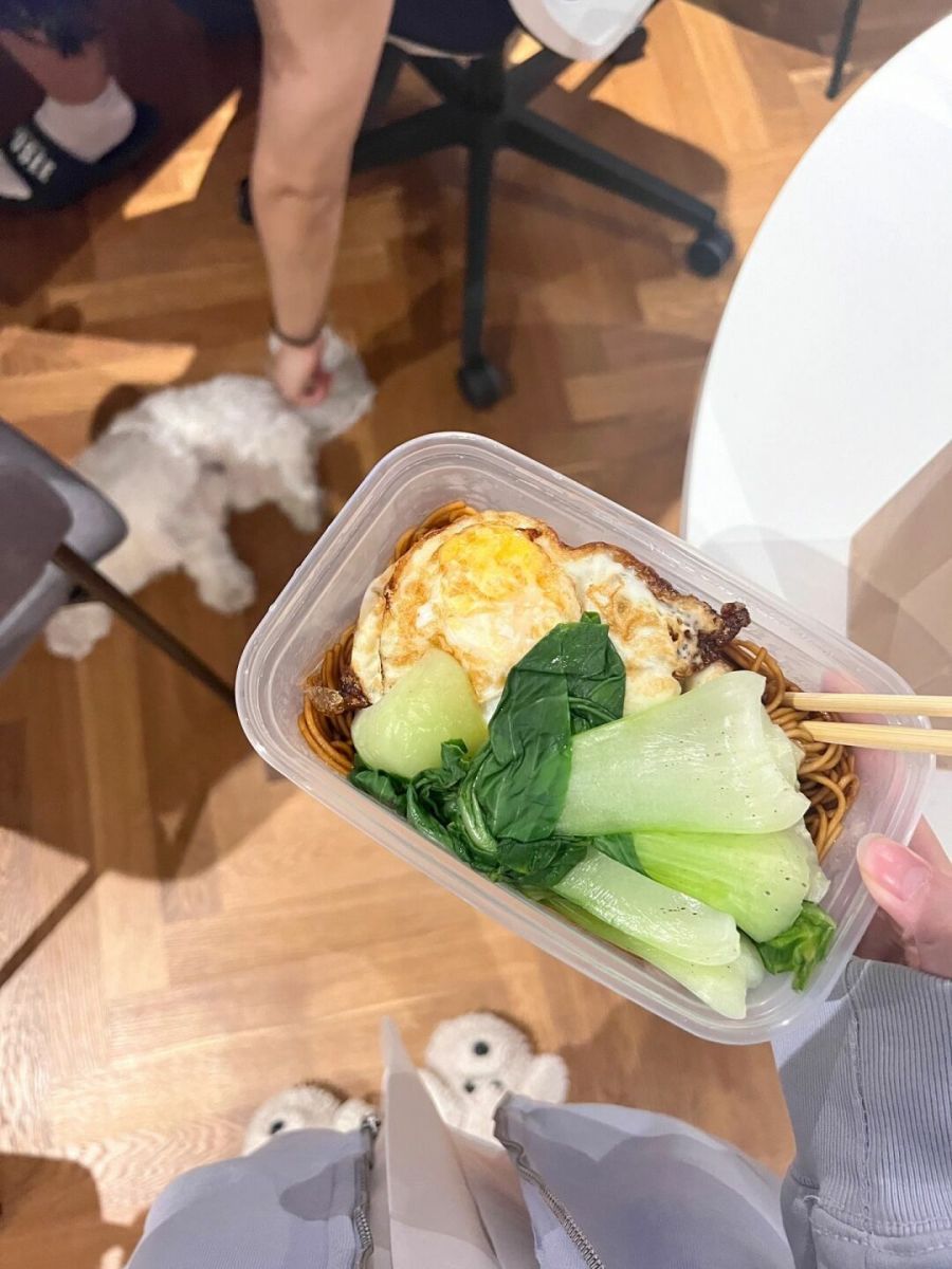 Gái xinh mặc áo trong suốt với áo khoác sáng màu