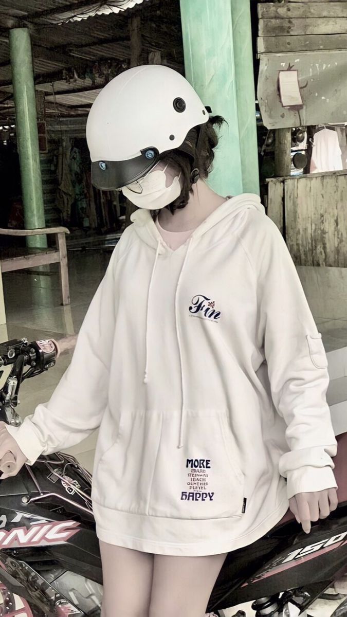 Gái xinh mặc áo trong suốt với hoodie trắng bên xe máy