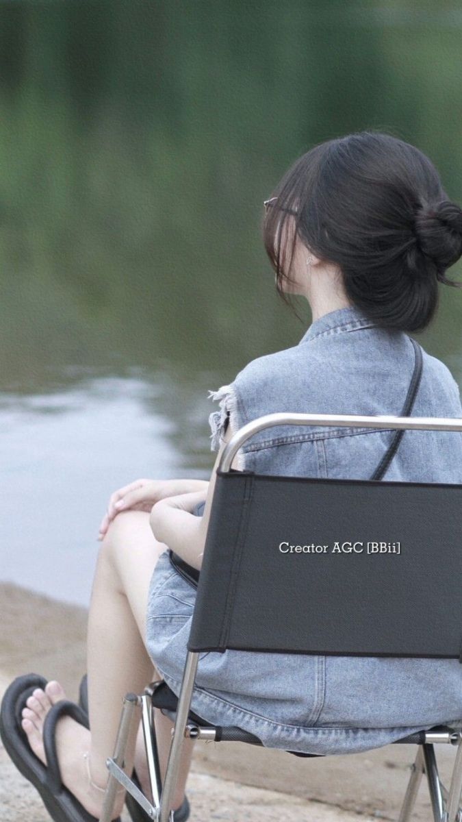 Gái xinh mặc áo vest denim bên hồ nước