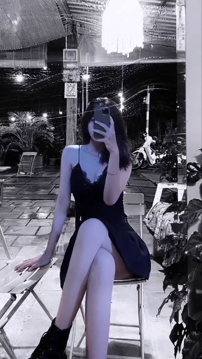 Gái xinh mặc đầm ngắn màu đen, tạo dáng chụp ảnh tự sướng