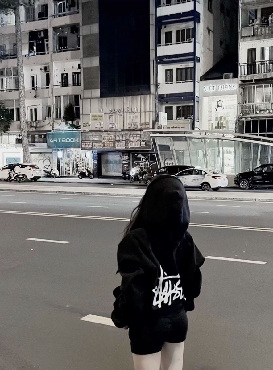 Gái xinh mặc đồ hoodie đen dạo phố đêm