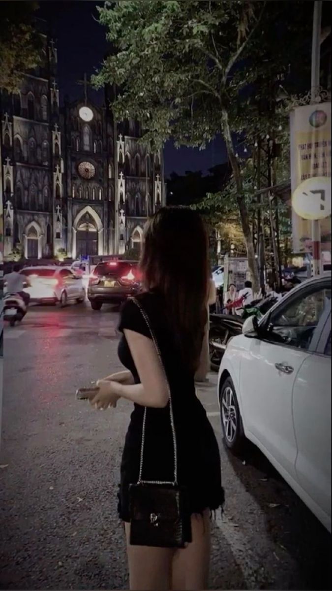 Gái xinh mặc váy đen bên nhà thờ đẹp lung linh