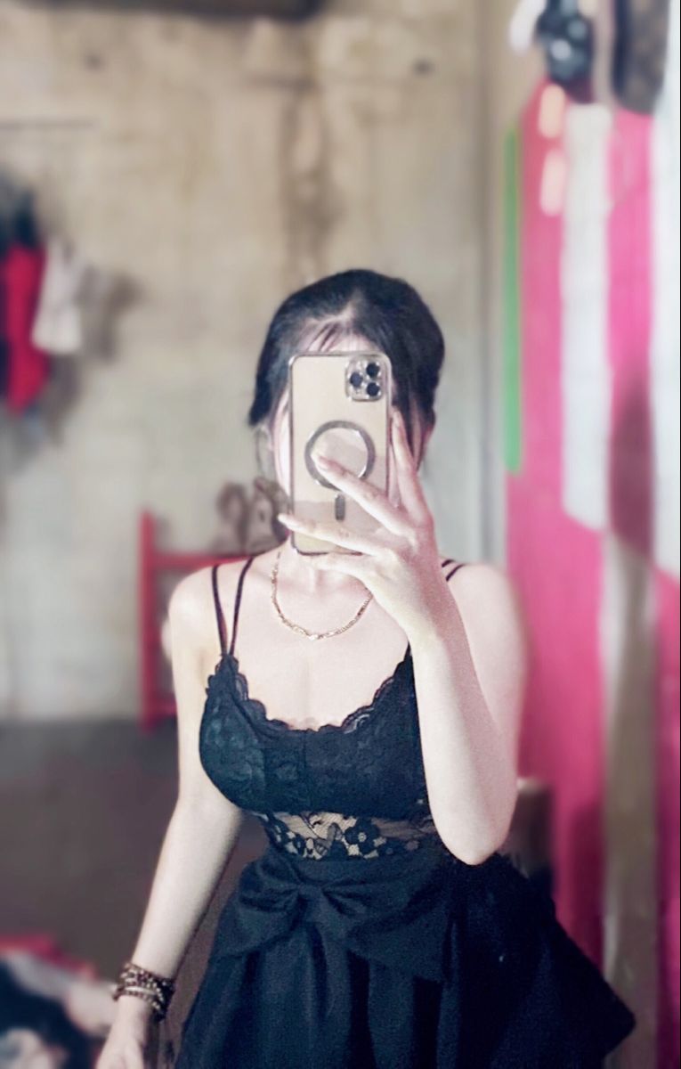 Gái xinh mặc váy đen chụp ảnh selfie trong không gian nội thất