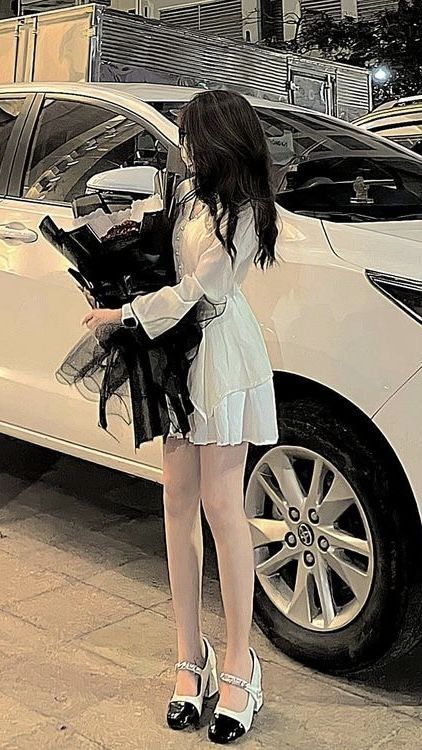 Gái xinh mặc váy trắng bên xe ô tô màu trắng