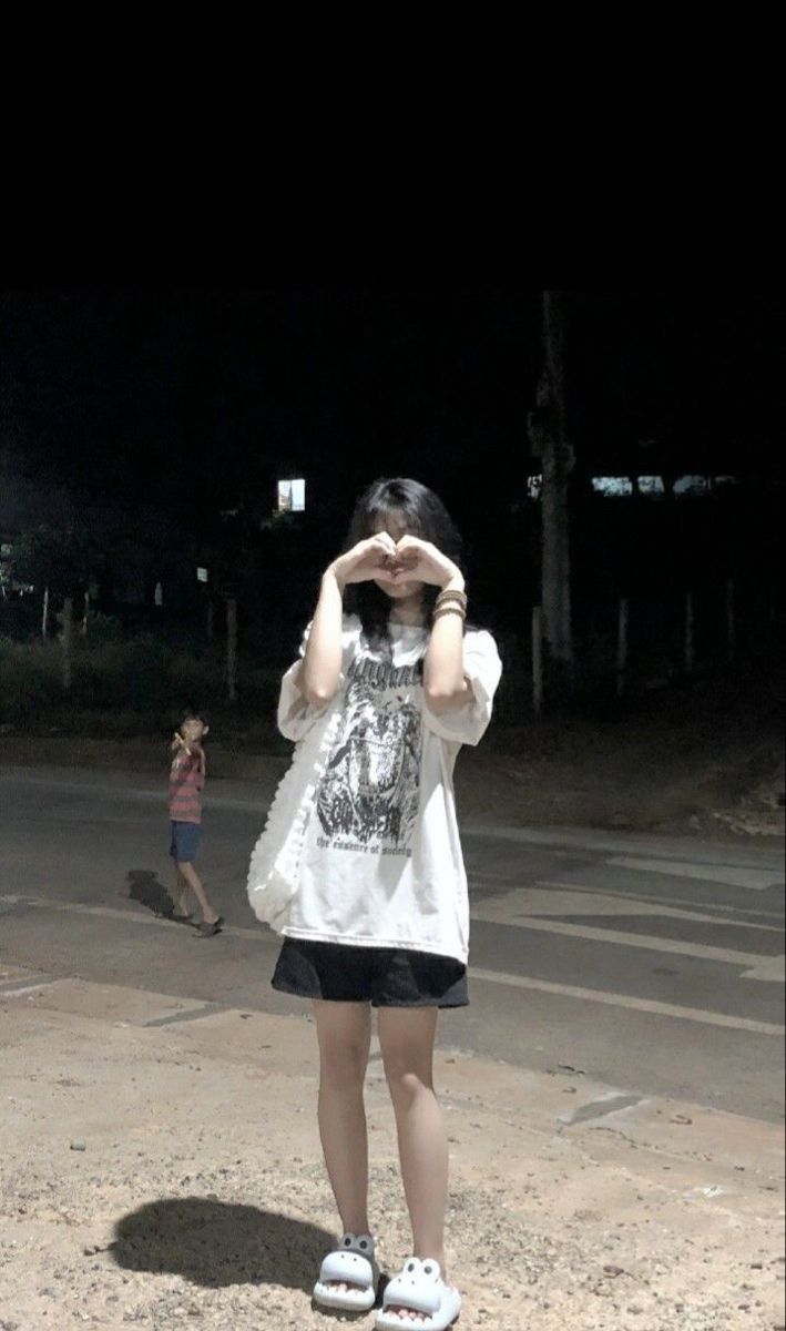 Gái xinh mặc váy trắng trên phố đêm