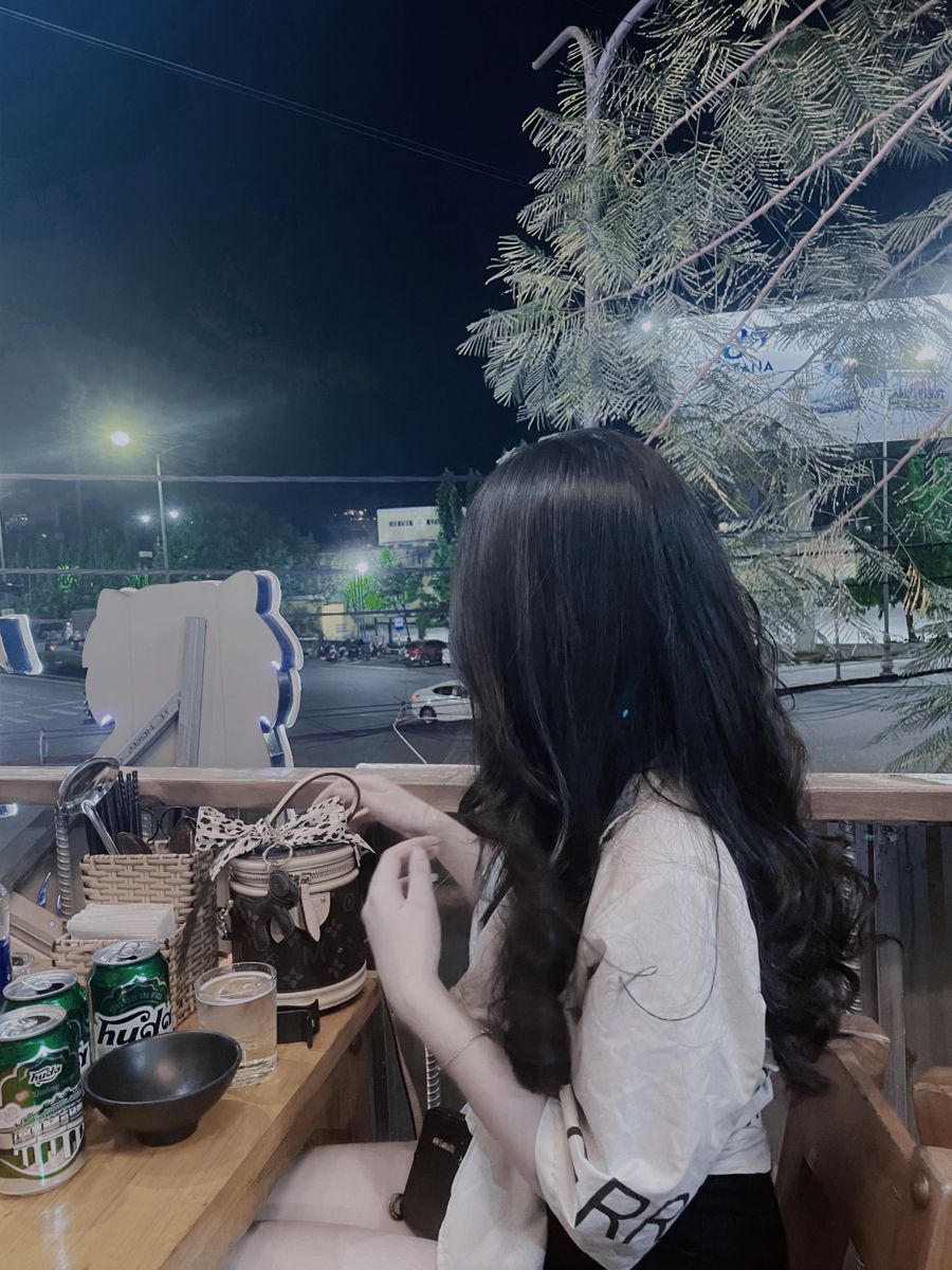 Gái xinh ngồi quán cà phê đêm mặc áo sơ mi trắng