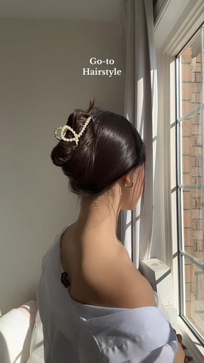 Gái xinh tóc bùi cao trong áo sơ mi trắng nhìn ra cửa sổ