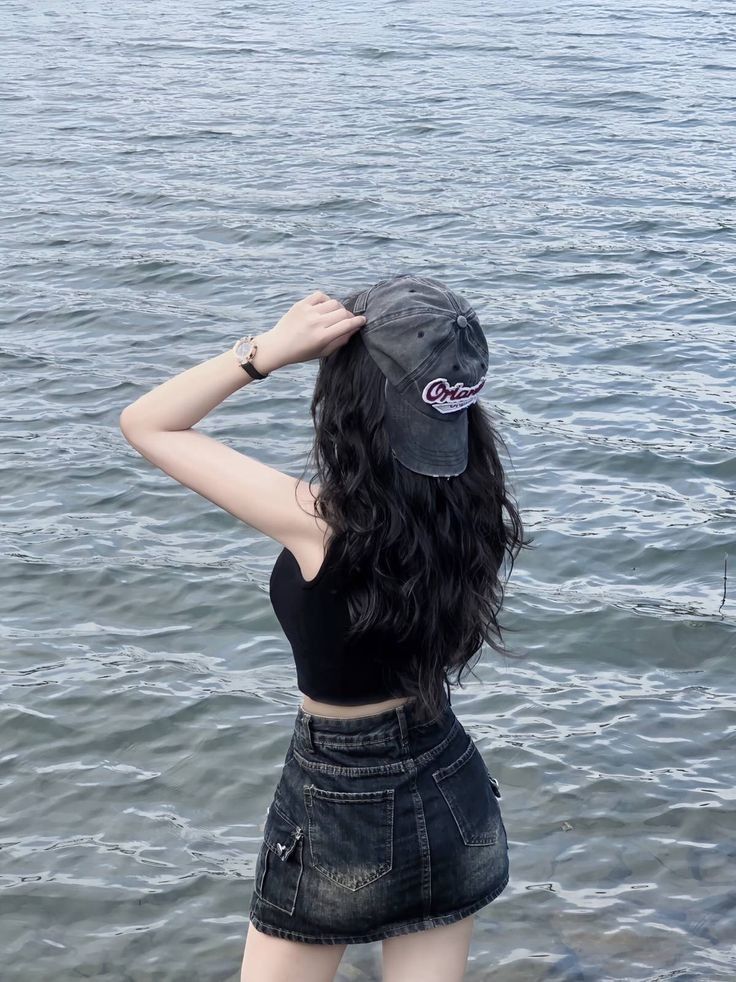 Gái xinh trong áo crop top đen và chân váy jean quyến rũ