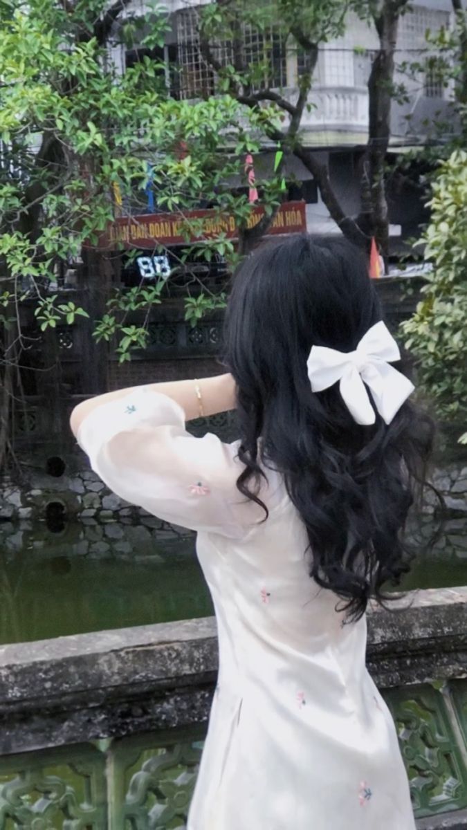 Gái xinh trong áo dài trắng nhìn xa xăm, cảm giác thư thái và mong manh