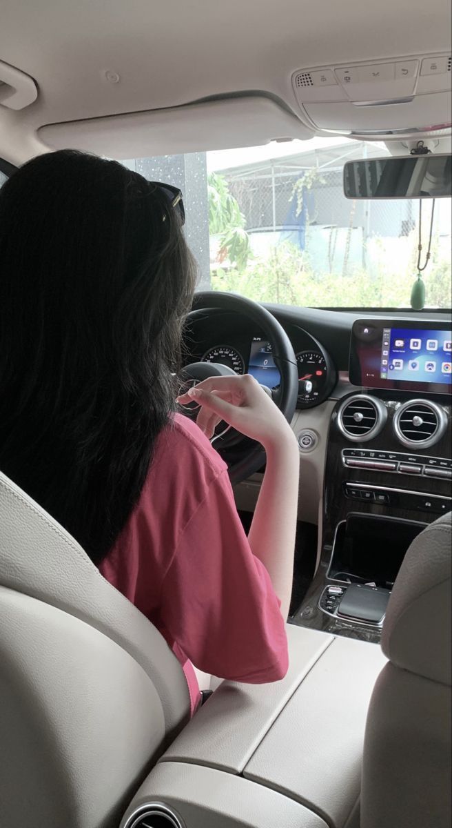 Gái xinh trong áo phông đỏ ngồi trên ghế tay phải