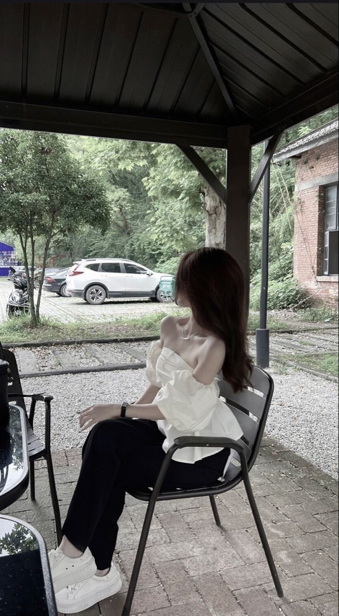 Gái xinh trong áo phông trắng tại quán cà phê