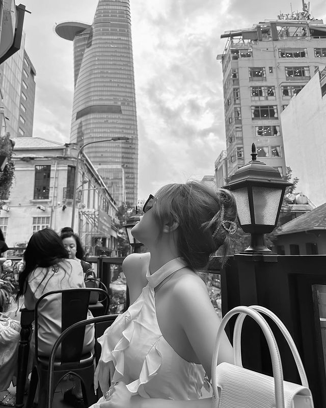 Gái xinh trong áo trắng ngồi quán cà phê ngoài trời
