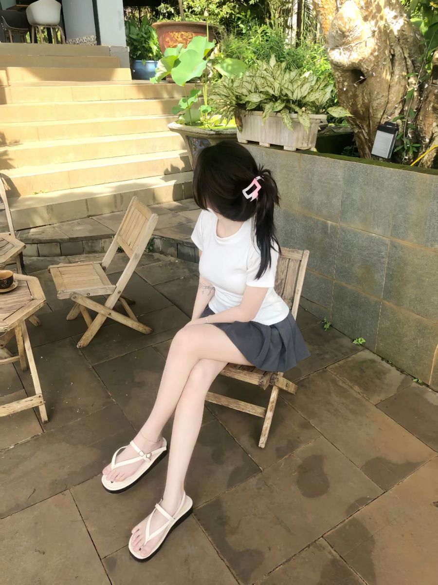 Gái xinh trong bộ áo trắng và váy xám giữa khu vườn xanh tươi