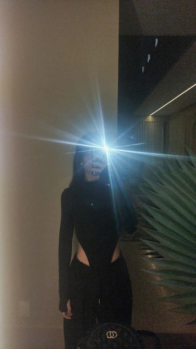 Gái xinh trong bộ đồ đen chụp ảnh selfie ấn tượng