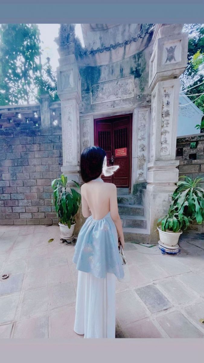 Gái xinh trong đầm hồng trước cổng chùa đẹp như công chúa