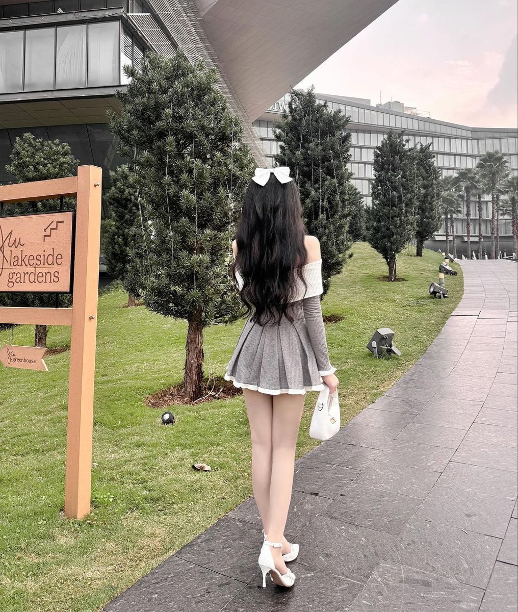 Gái xinh trong đầm ngắn và giày cao gót giữa công viên
